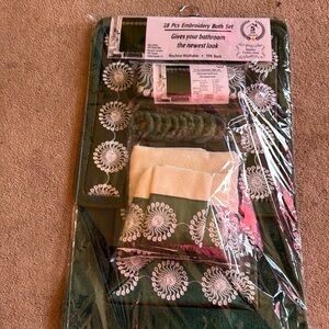 18-Piece Embroidered Bath Set - Elegant Green and Cream Bathroom Collection